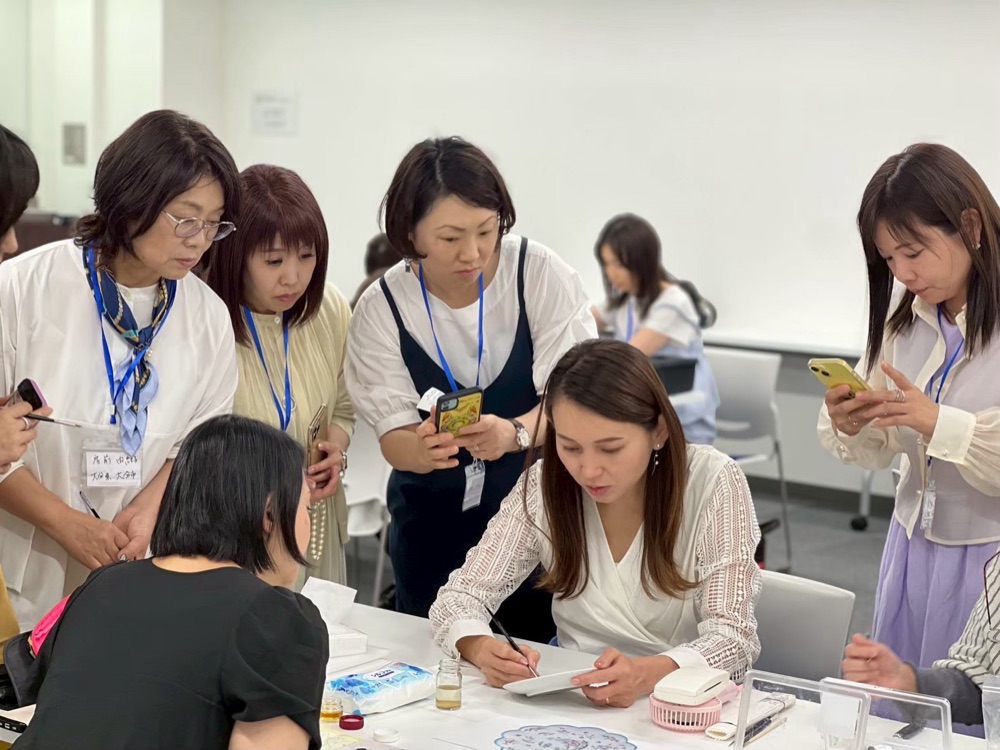 手元を見ながら丁寧に指導する様子