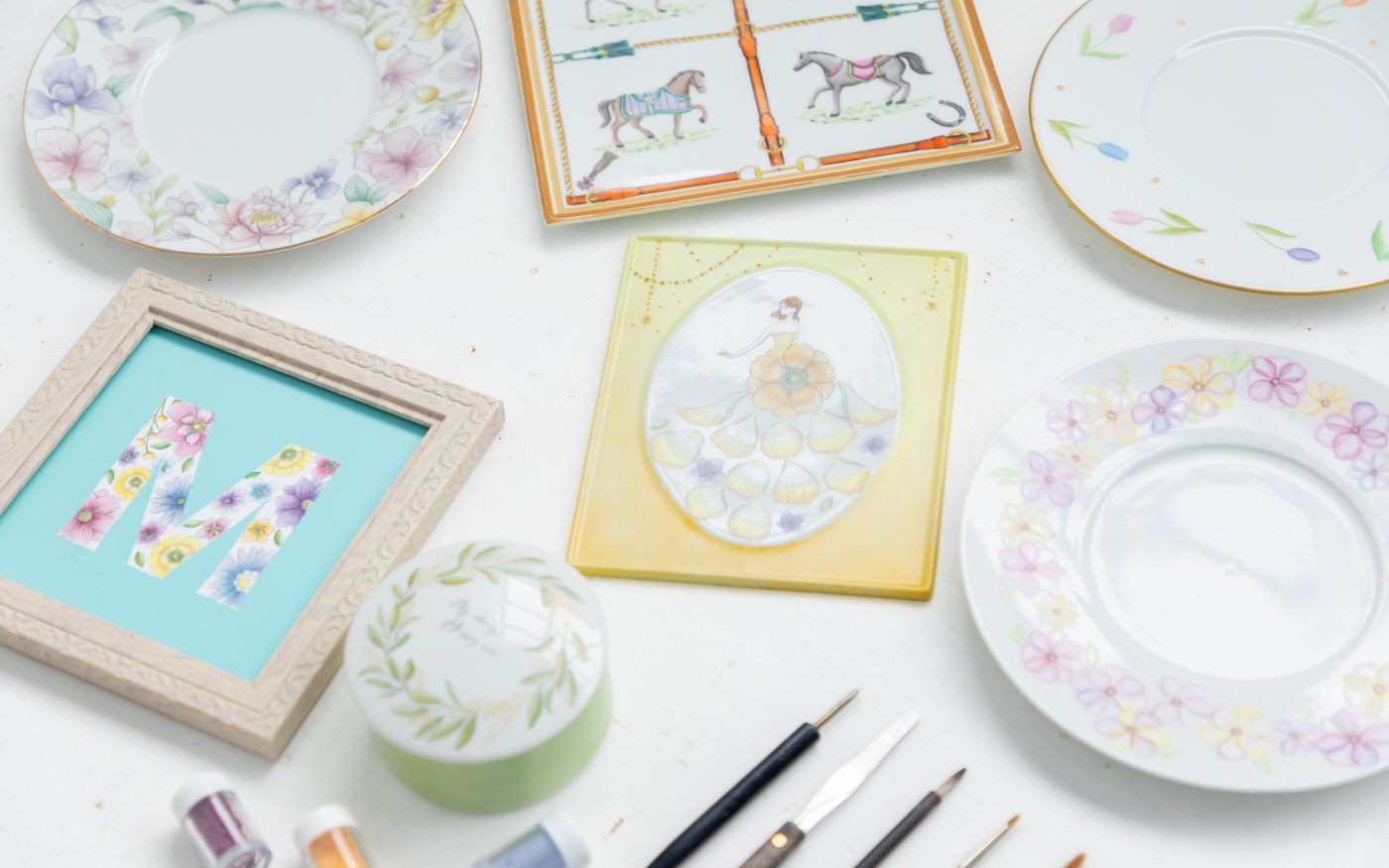 絵の具コースで作れる多彩な作品の数々（お皿・タイル・額装作品）