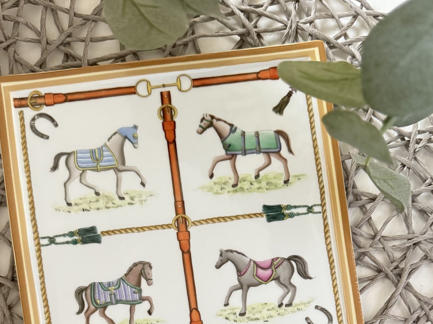 ユーカリの枝と、絵の具で描いた馬のデザインタイル